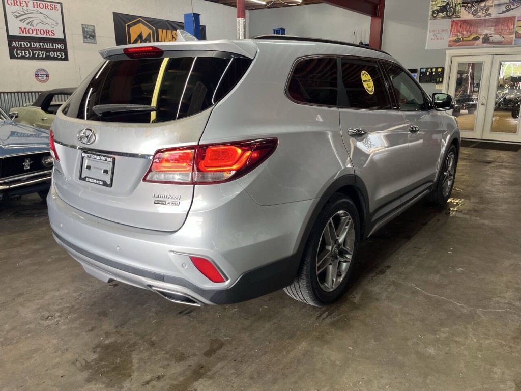 2017 Hyundai Santa Fe Image 8