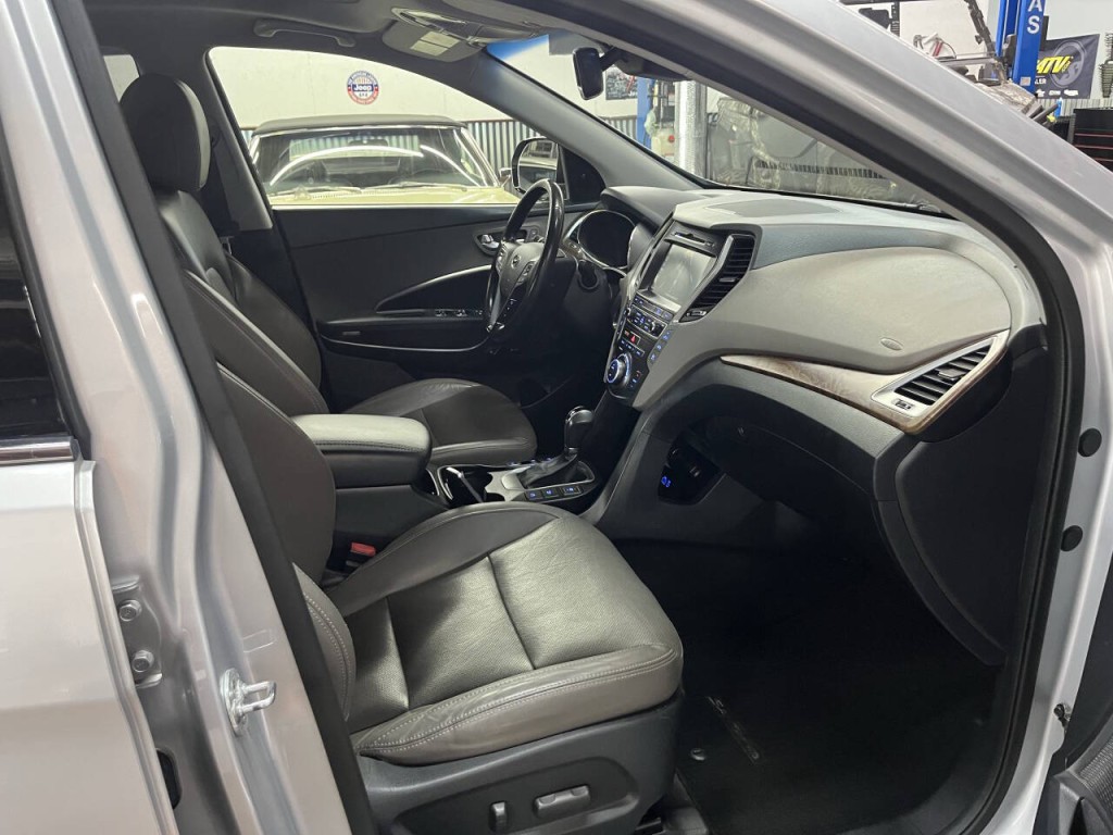 2017 Hyundai Santa Fe Image 9
