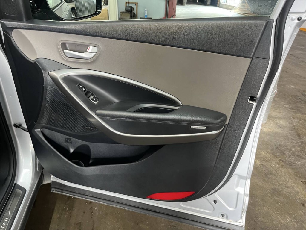 2017 Hyundai Santa Fe Image 10