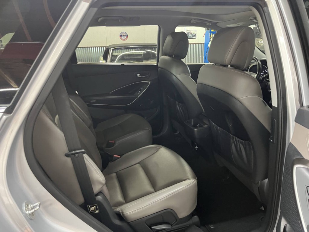 2017 Hyundai Santa Fe Image 11