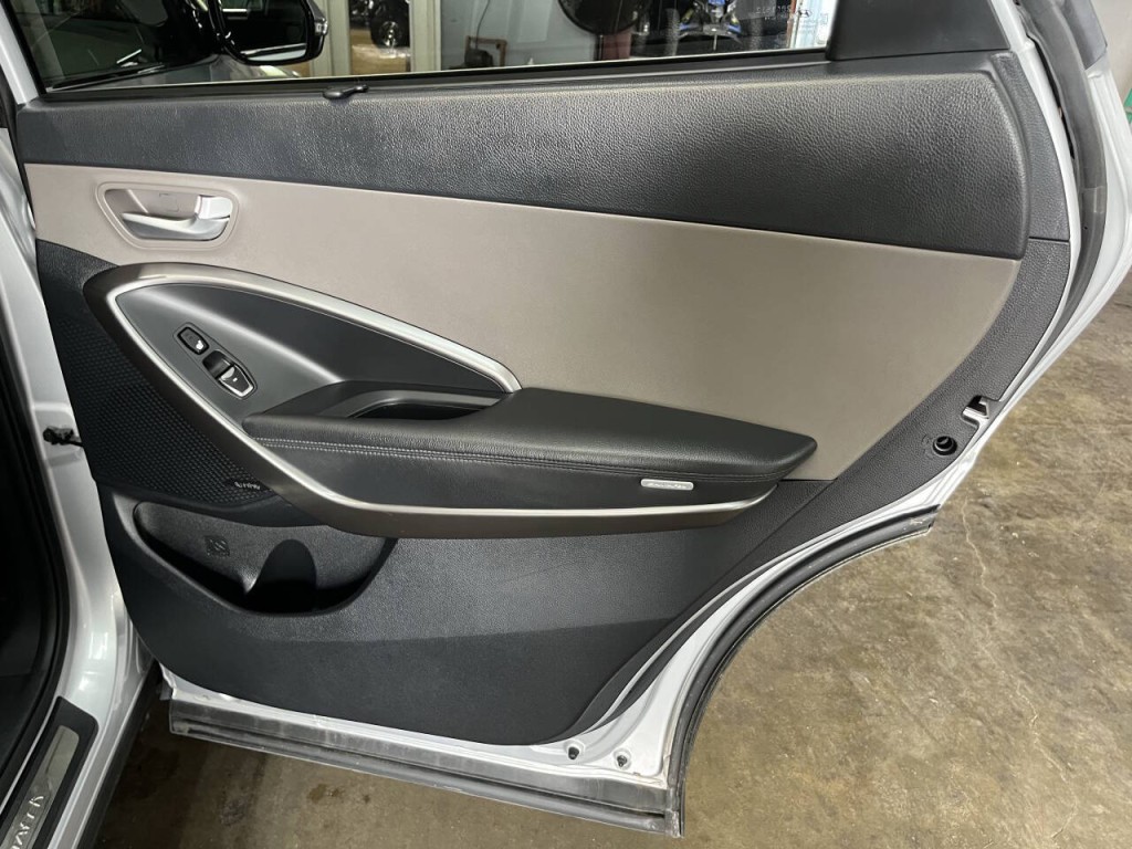2017 Hyundai Santa Fe Image 12