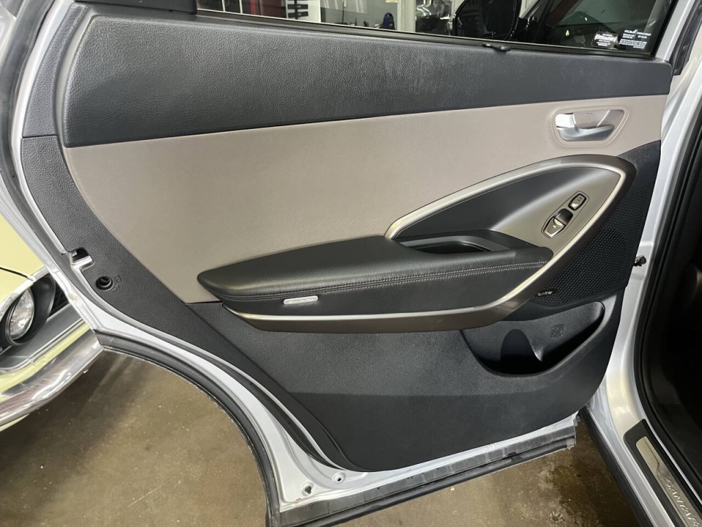 2017 Hyundai Santa Fe Image 17