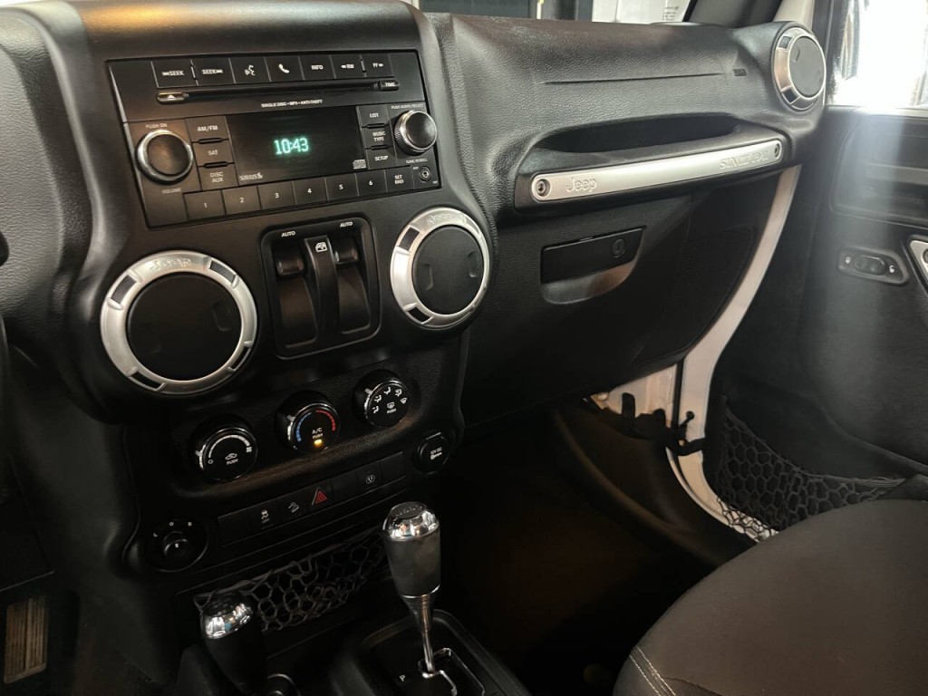 2015 Jeep Wrangler Image 16