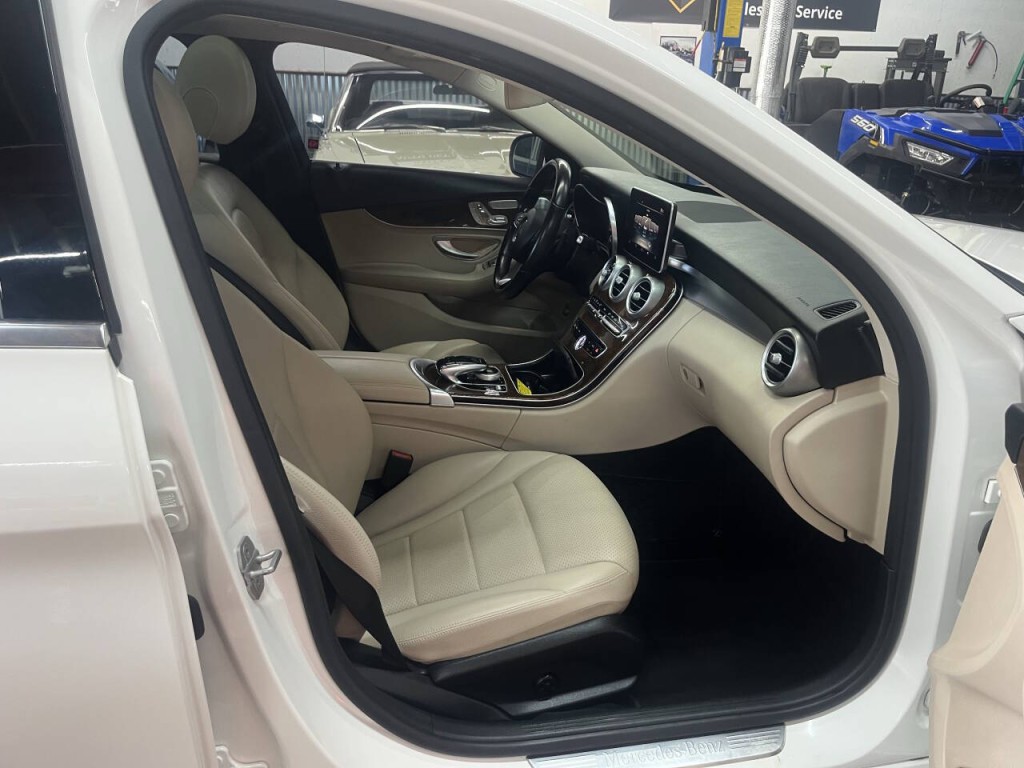 2016 Mercedes-Benz C-Class Image 9
