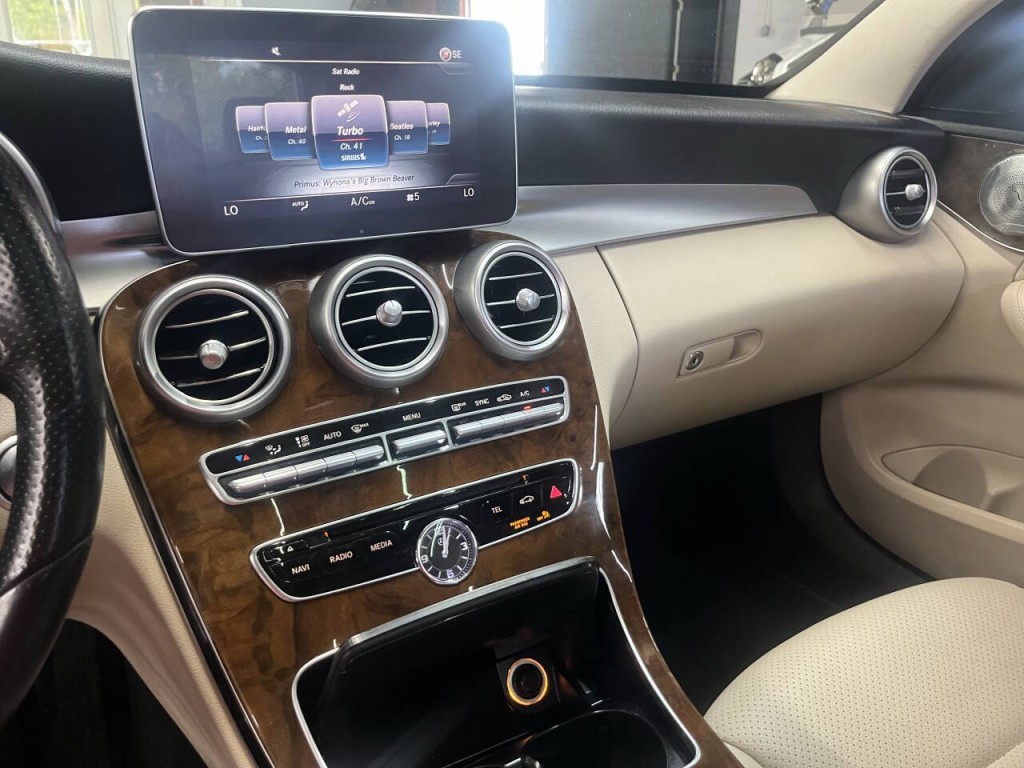 2016 Mercedes-Benz C-Class Image 22