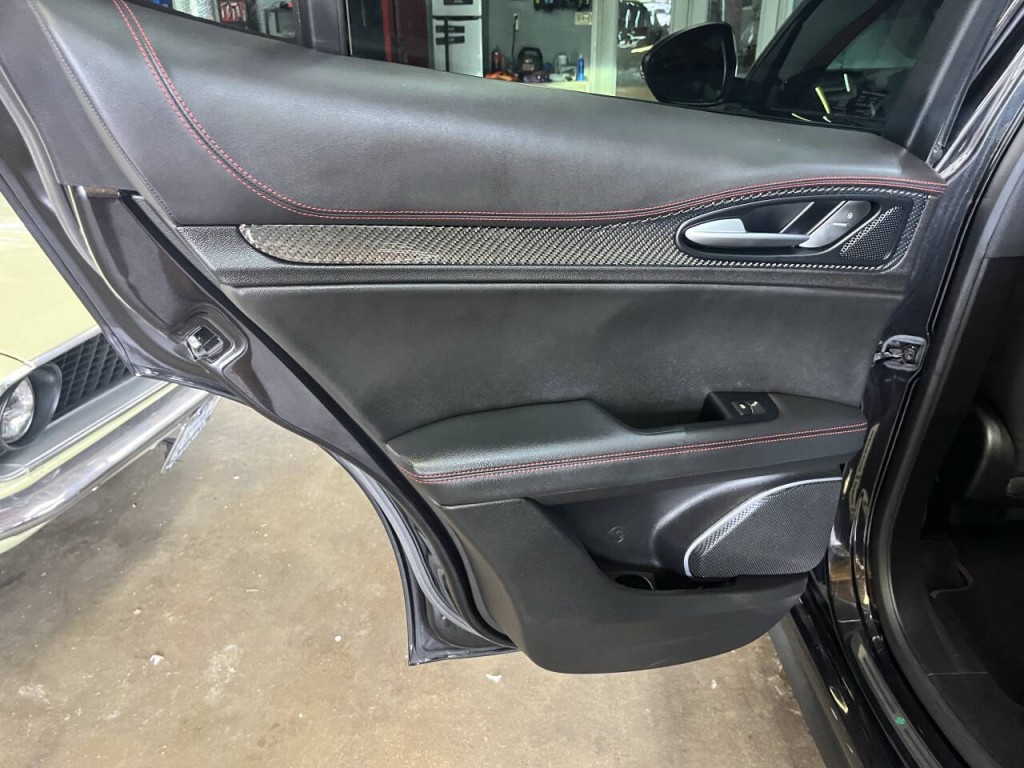2019 Alfa Romeo Stelvio Image 17