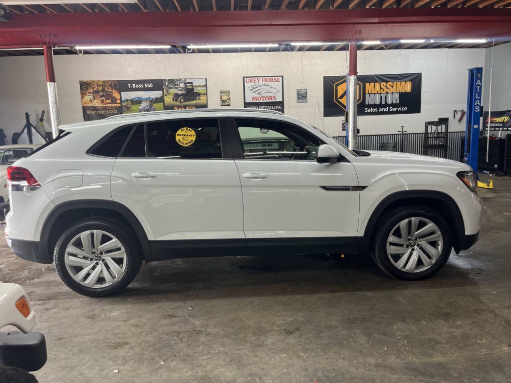 2020 Volkswagen Atlas Cross Sport Image 2