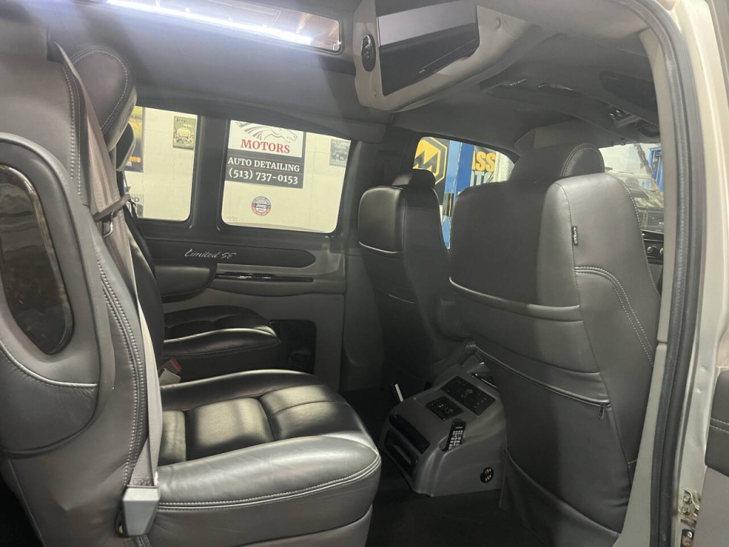 2018 GMC Savana Image 17