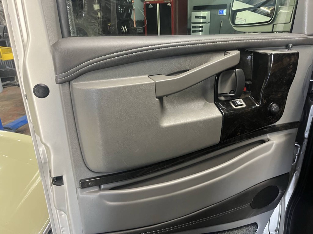 2018 GMC Savana Image 24
