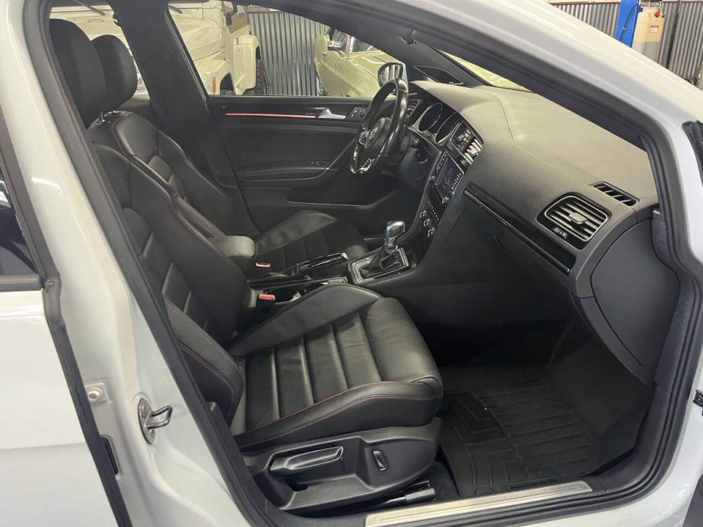 2017 Volkswagen GTI Image 9