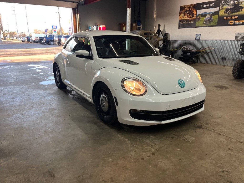 2016 Volkswagen Beetle Image 2
