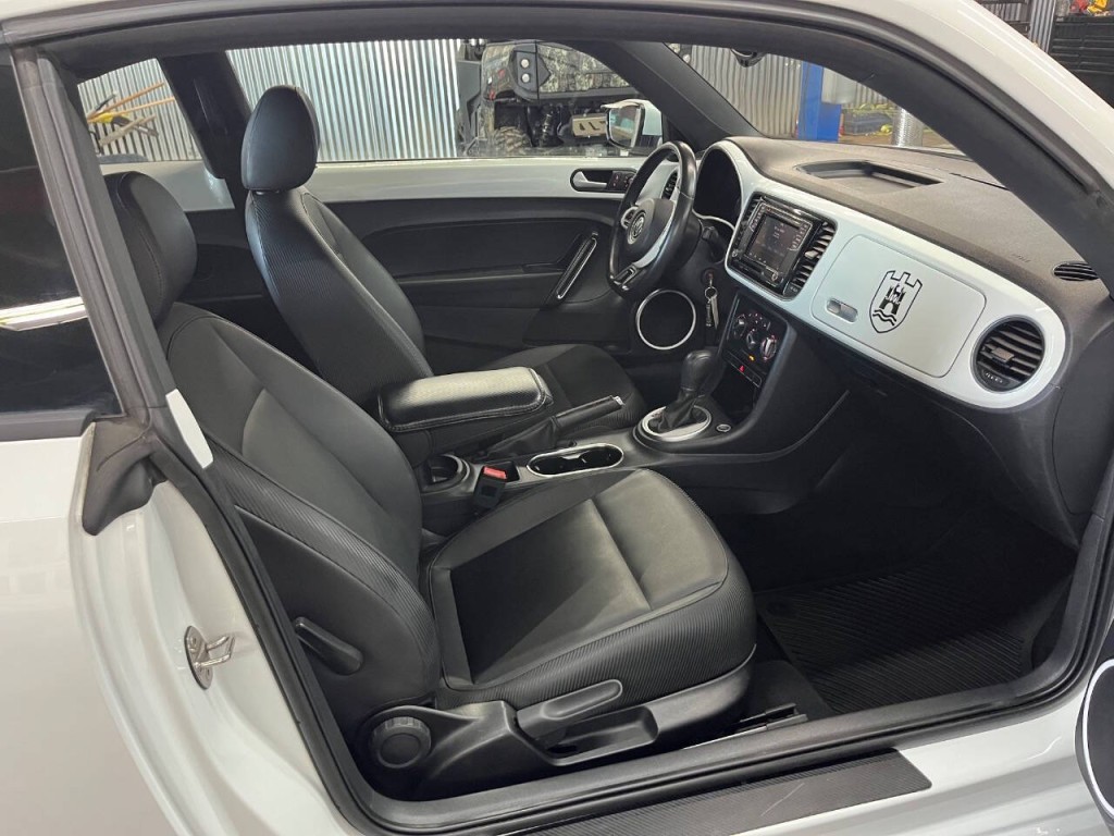 2016 Volkswagen Beetle Image 9