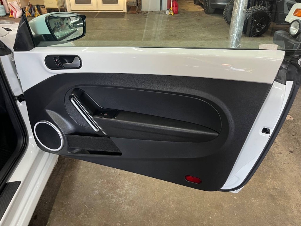 2016 Volkswagen Beetle Image 10