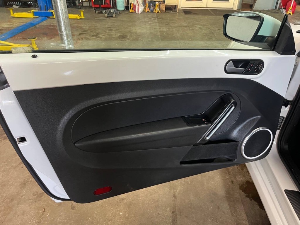 2016 Volkswagen Beetle Image 14