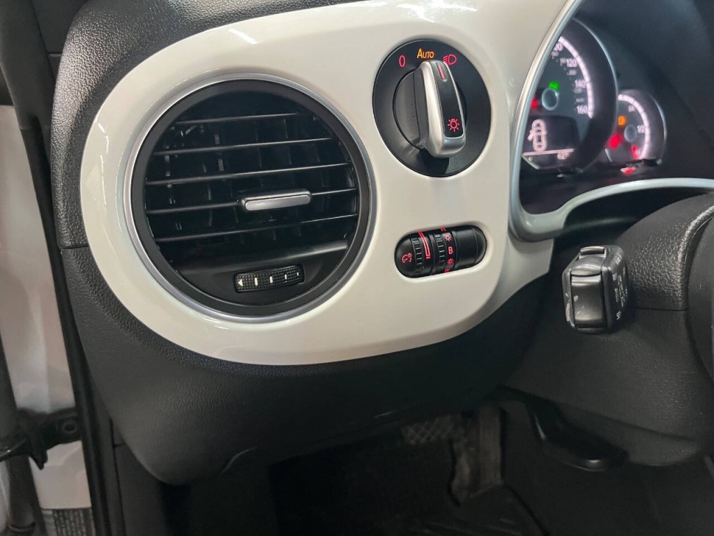 2016 Volkswagen Beetle Image 18