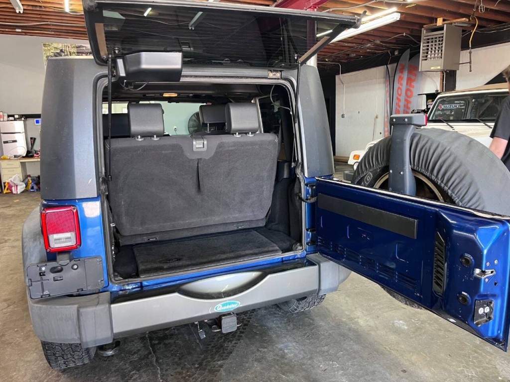 2010 Jeep Wrangler Image 12