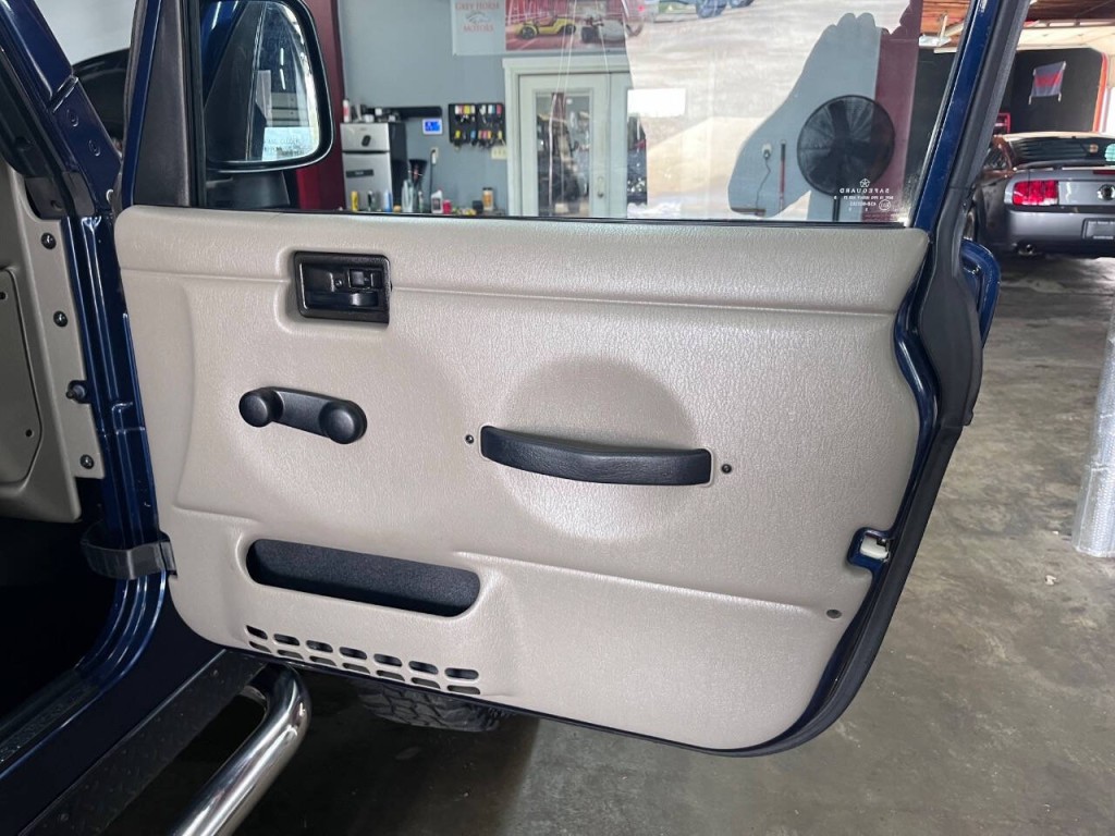 2004 Jeep Wrangler Image 10