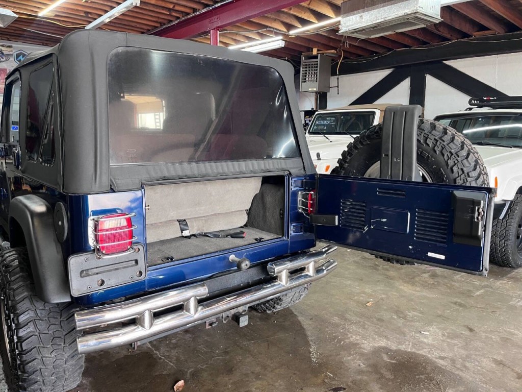 2004 Jeep Wrangler Image 12