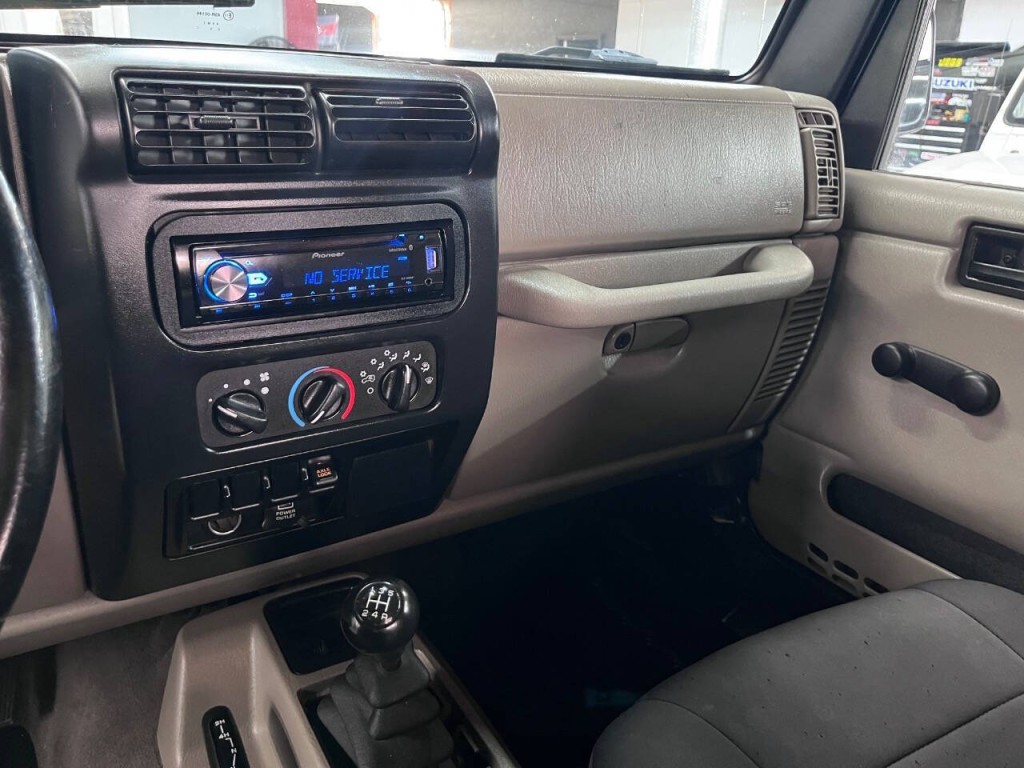 2004 Jeep Wrangler Image 17