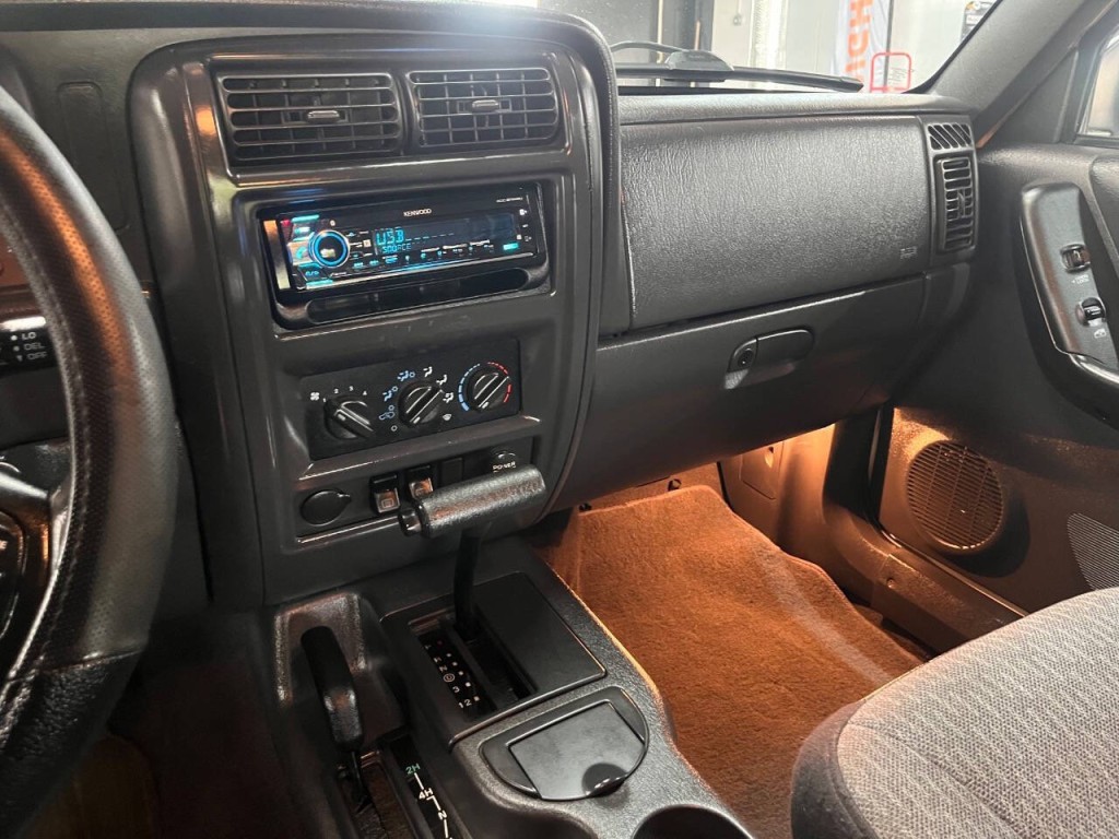 2001 Jeep Cherokee Image 16