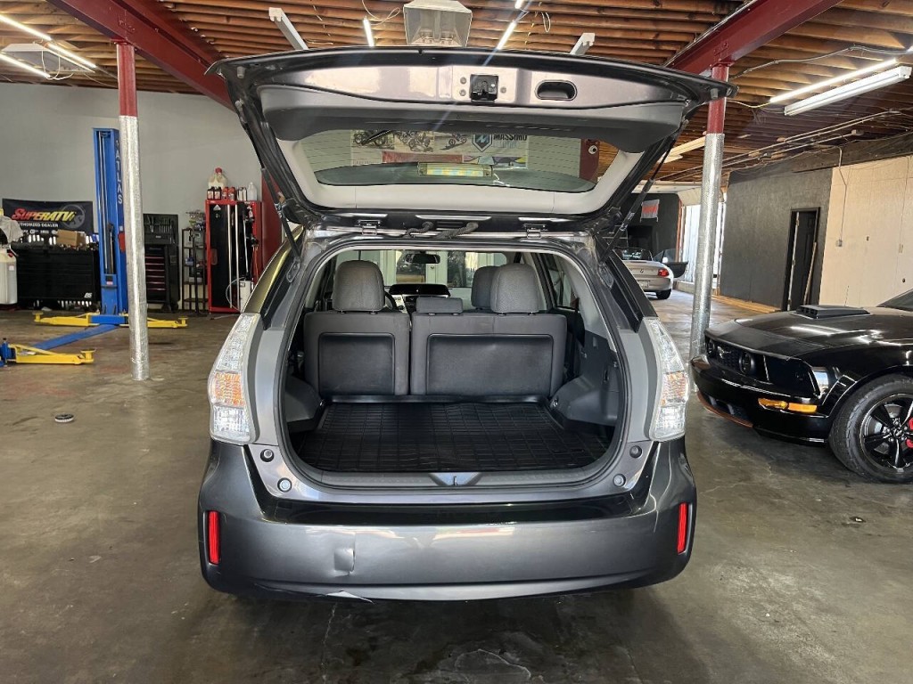 2014 Toyota Prius Image 11