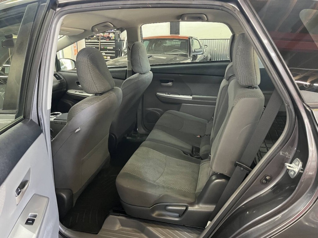 2014 Toyota Prius Image 13