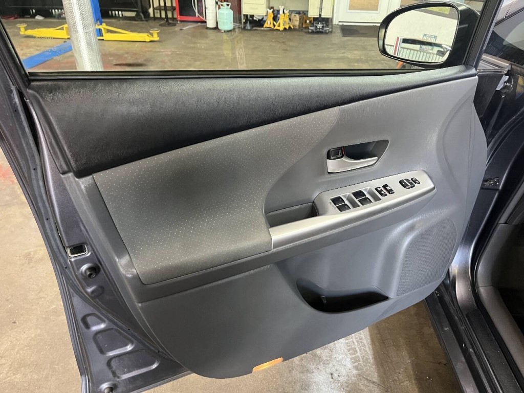 2014 Toyota Prius Image 15