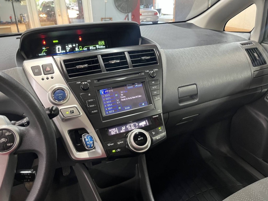 2014 Toyota Prius Image 16
