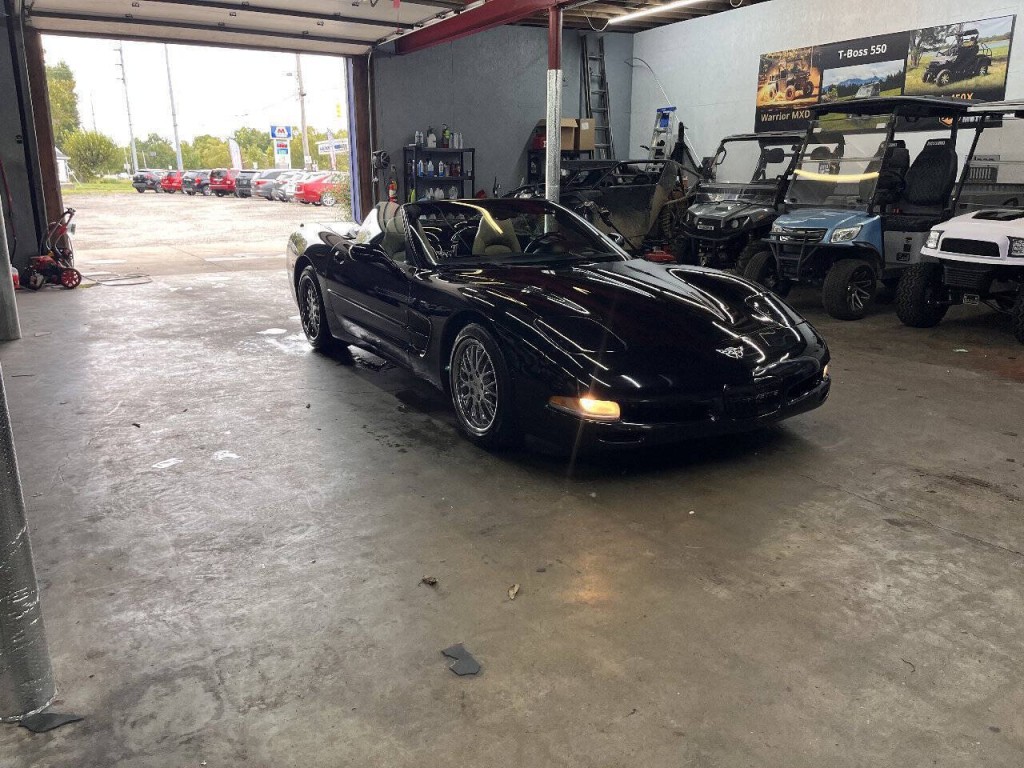 2003 Chevrolet Corvette Image 2