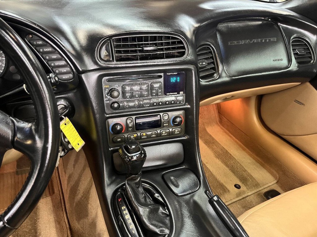 2003 Chevrolet Corvette Image 13