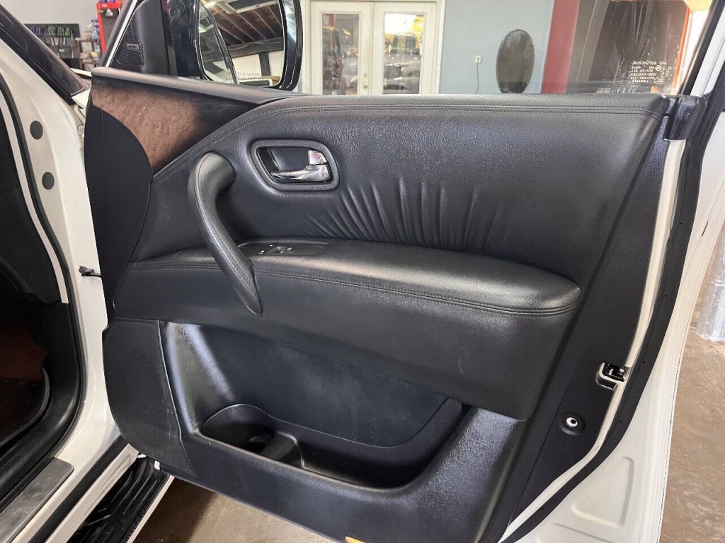 2014 INFINITI QX80 Image 9