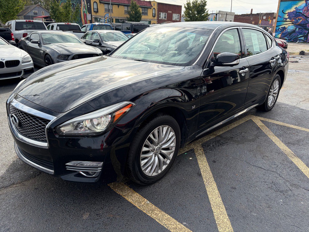 2015 INFINITI Q70 Image 2