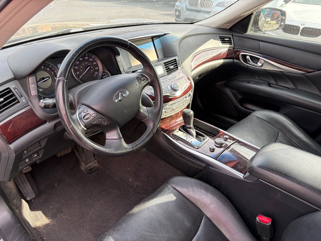 2015 INFINITI Q70 Image 6