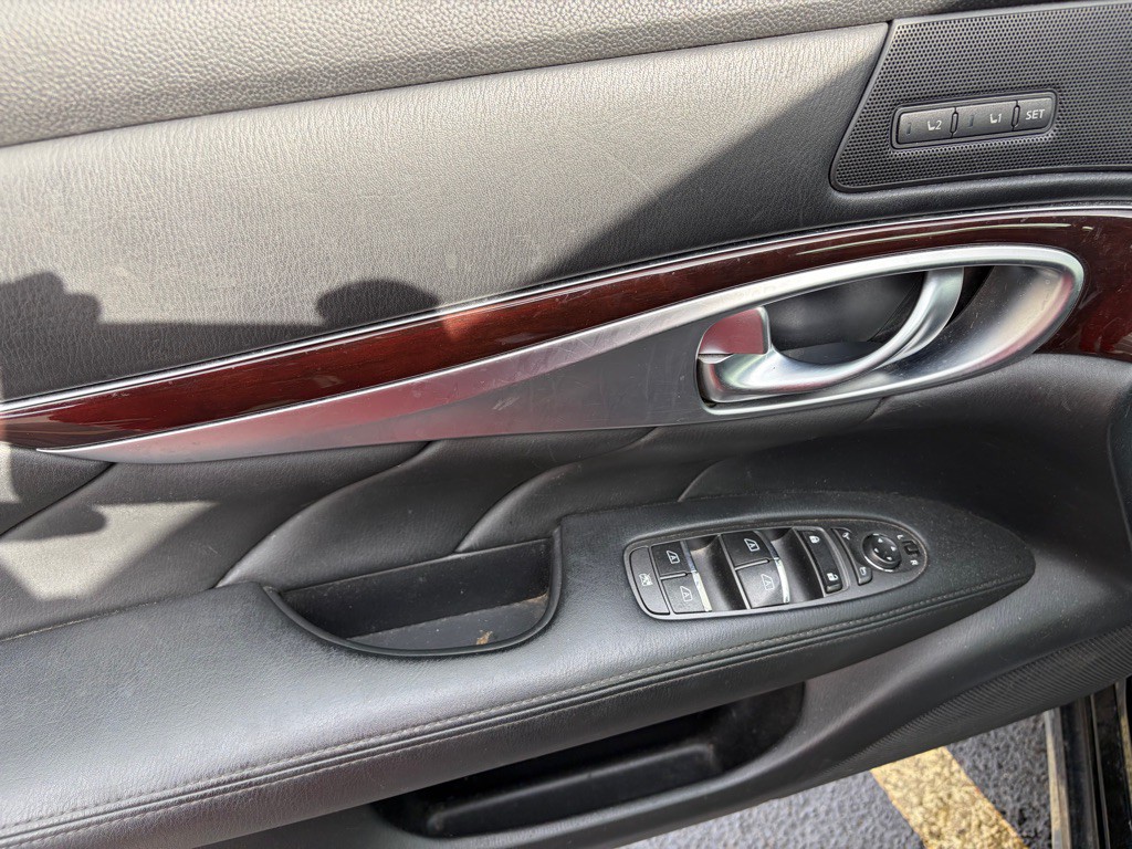 2015 INFINITI Q70 Image 8