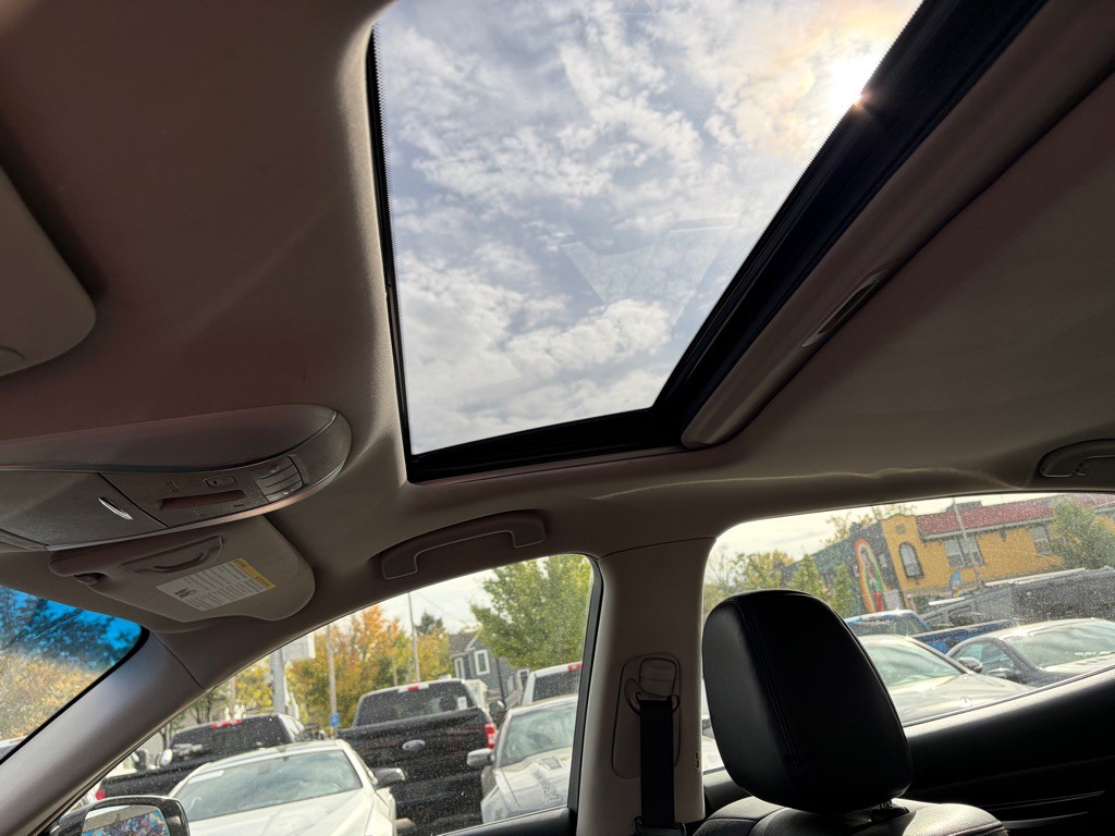 2015 INFINITI Q70 Image 10