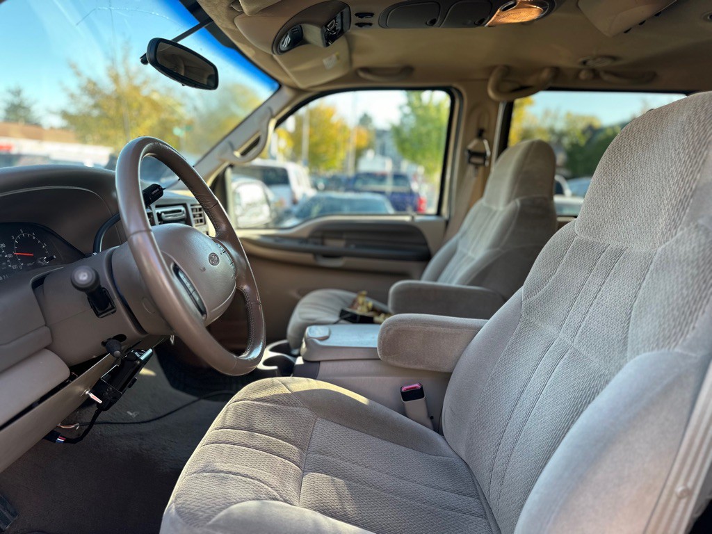 2000 Ford Excursion Image 9