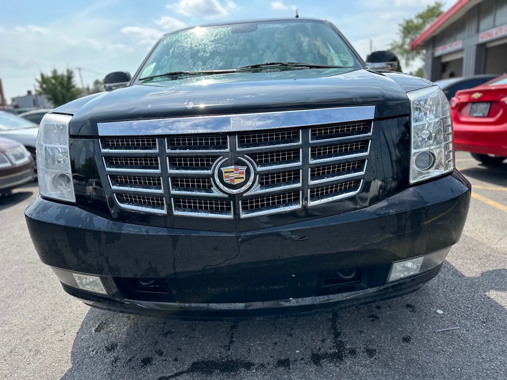 2013 Cadillac Escalade Image 2