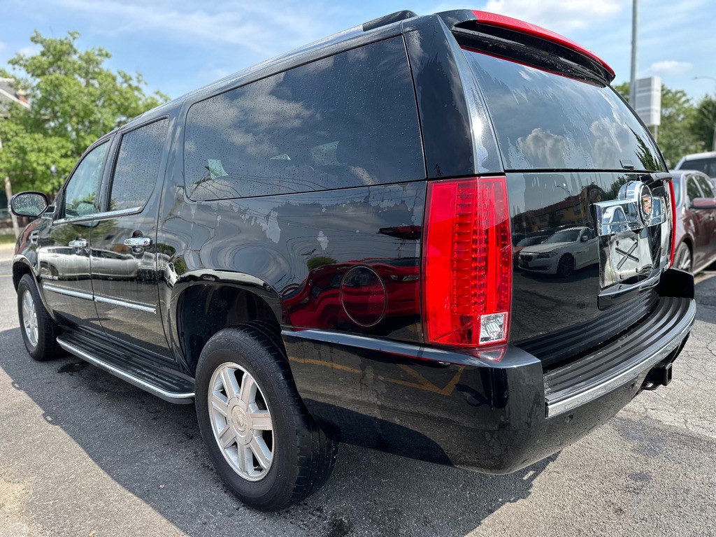 2013 Cadillac Escalade Image 4