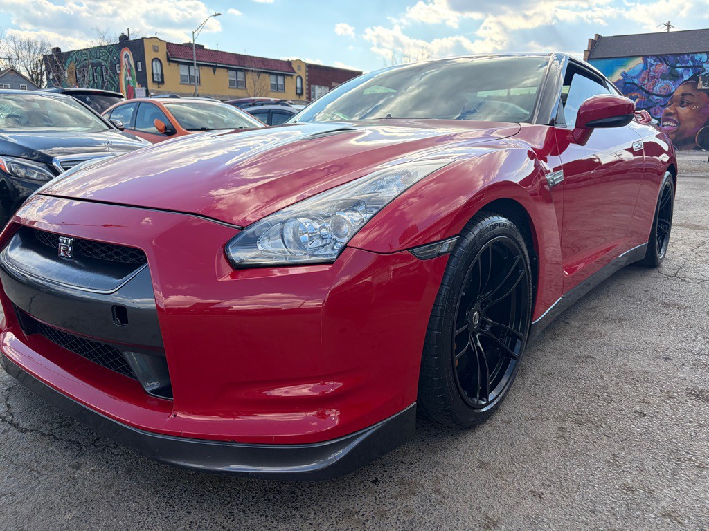 2010 Nissan GT-R Image 2