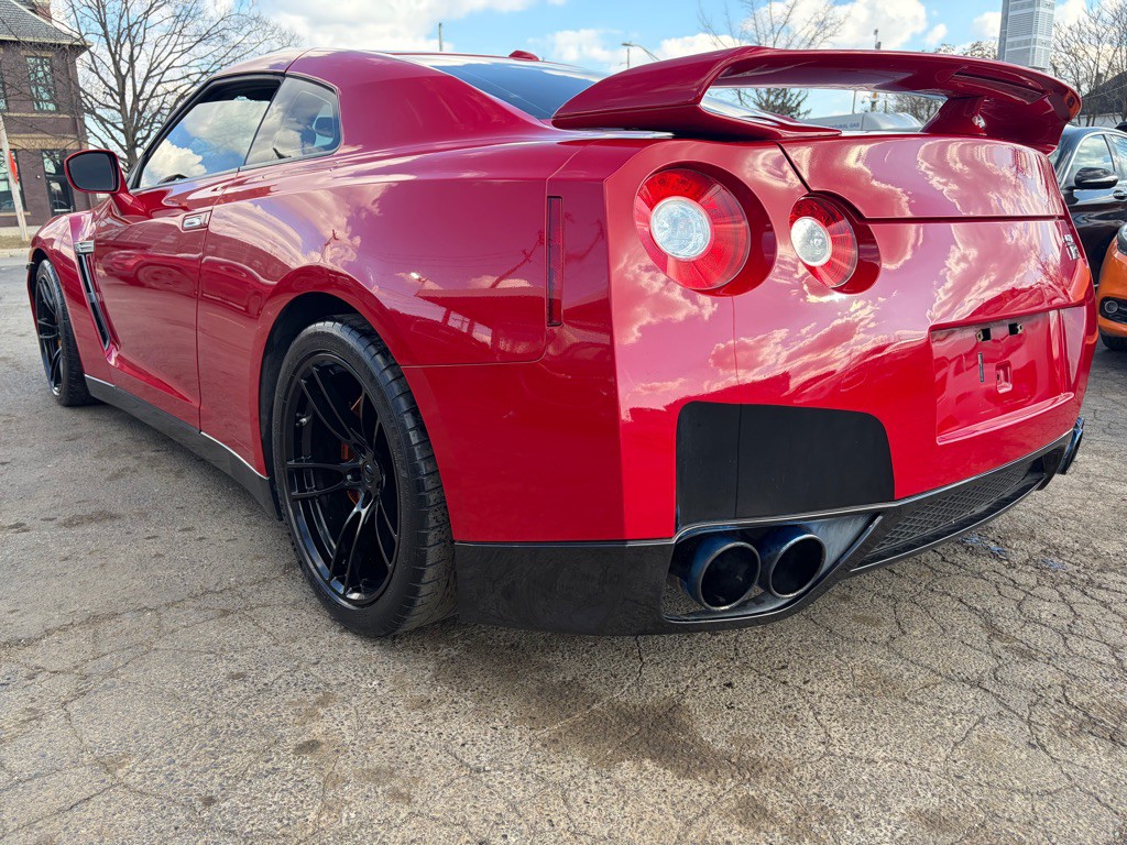 2010 Nissan GT-R Image 3