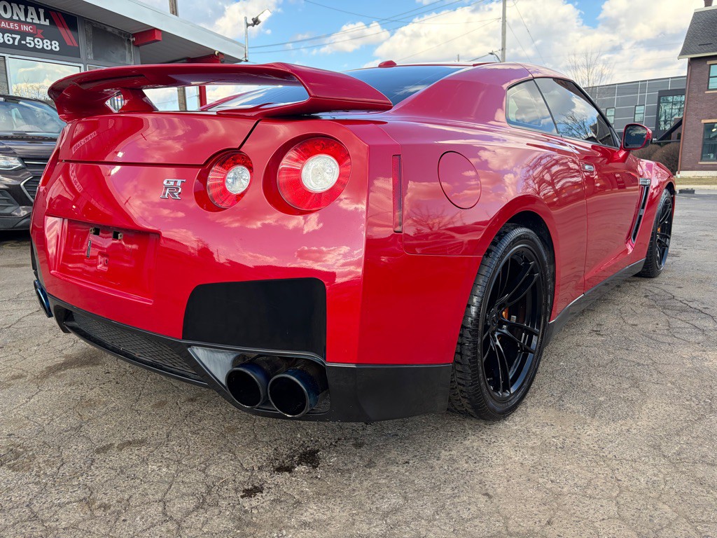 2010 Nissan GT-R Image 4