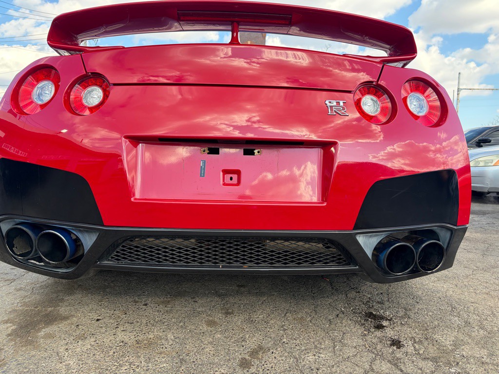 2010 Nissan GT-R Image 5
