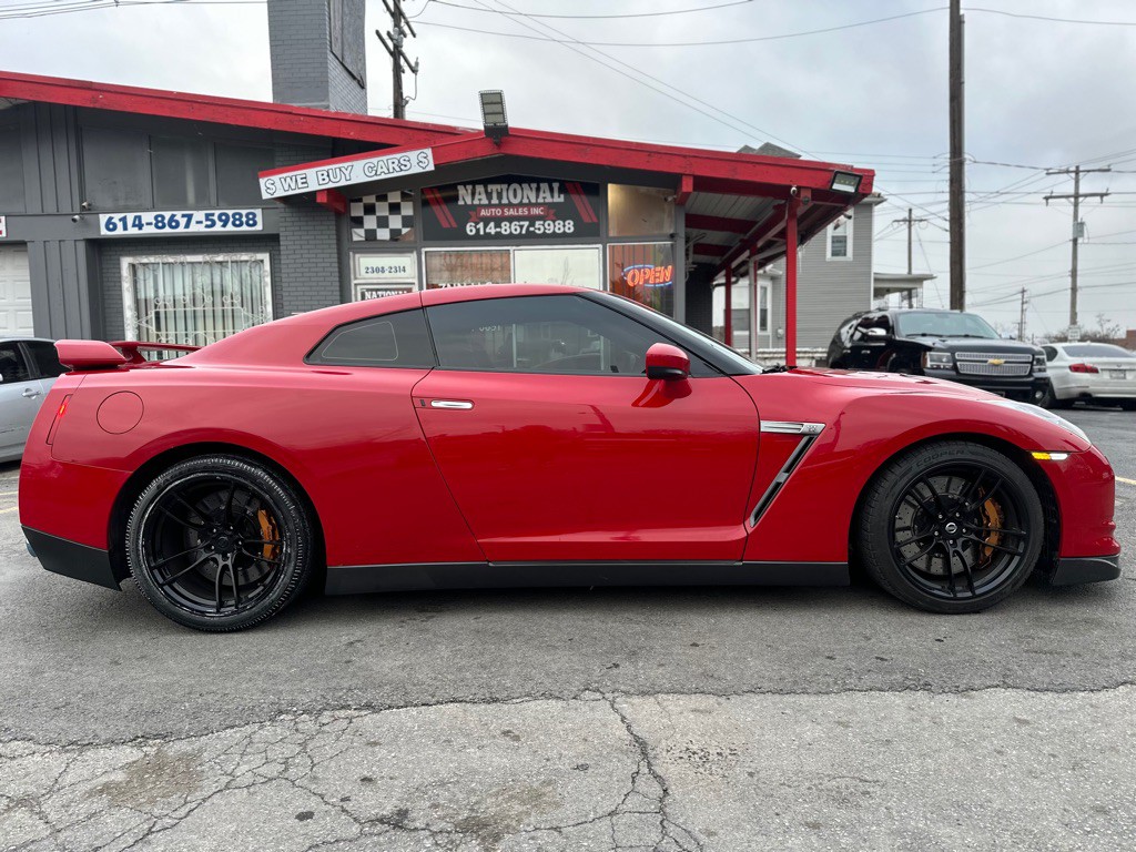 2010 Nissan GT-R Image 9