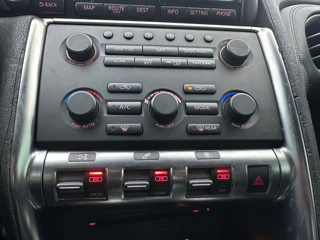 2010 Nissan GT-R Image 17