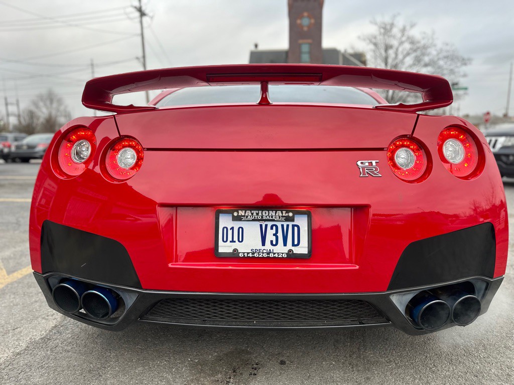 2010 Nissan GT-R Image 23