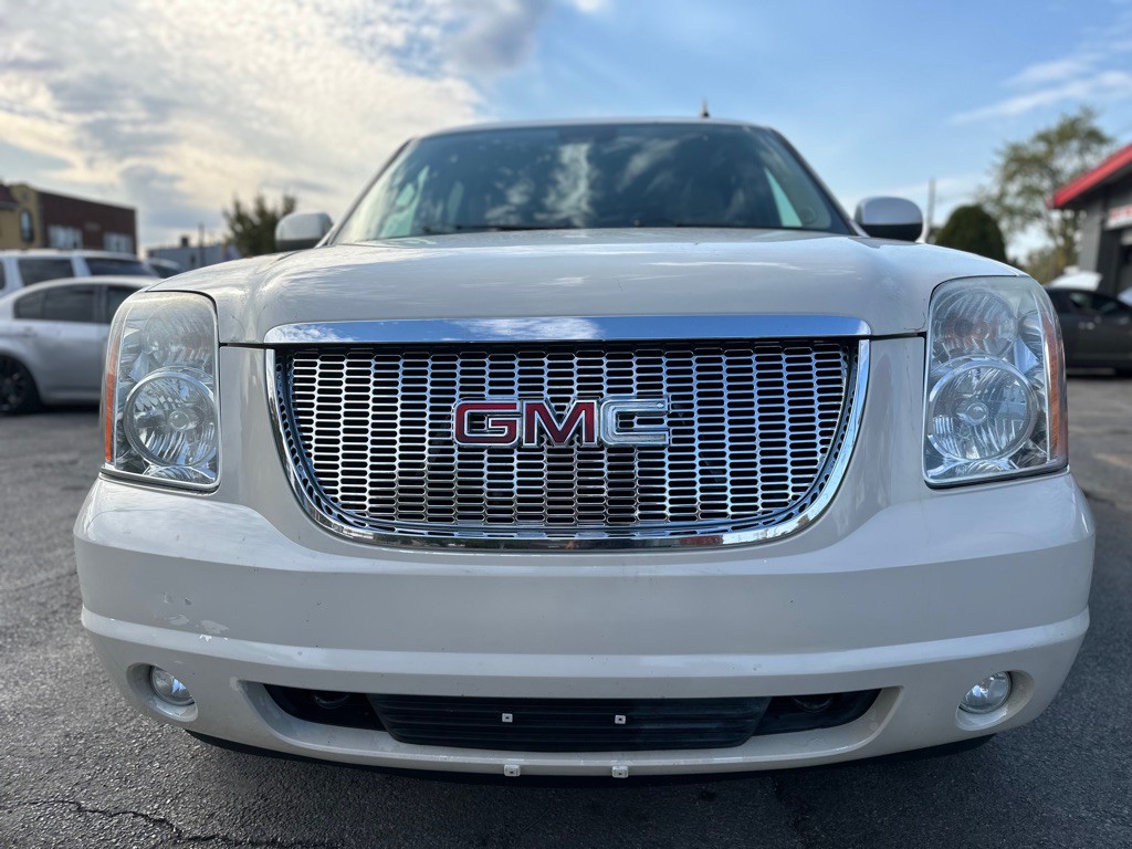 2011 GMC Yukon Image 2
