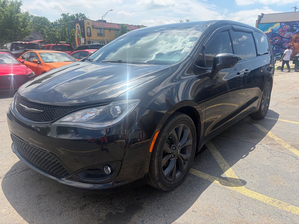 2018 Chrysler Pacifica Image 2