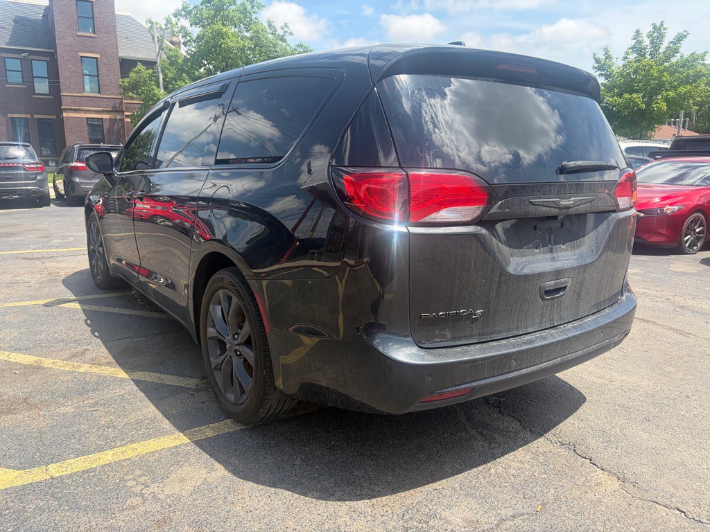 2018 Chrysler Pacifica Image 3