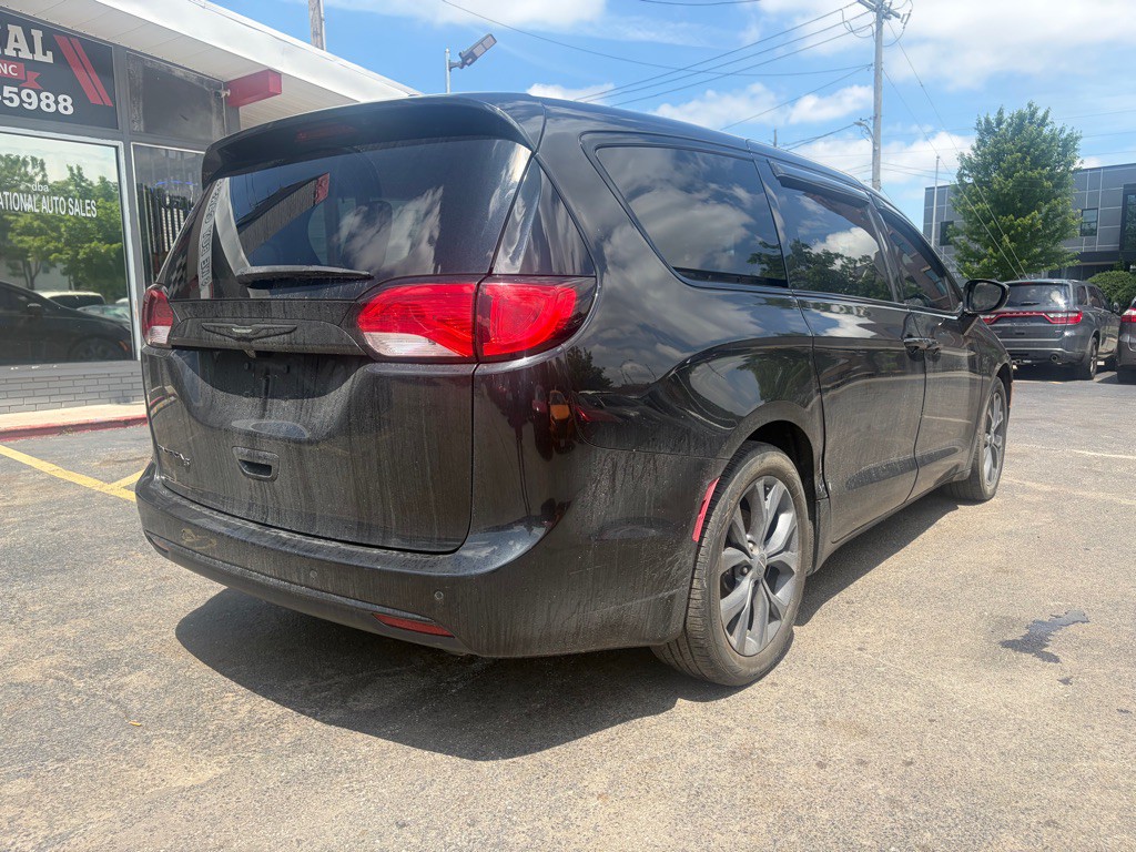 2018 Chrysler Pacifica Image 4