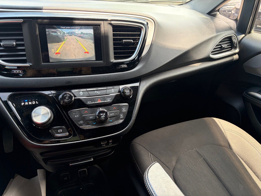 2018 Chrysler Pacifica Image 12